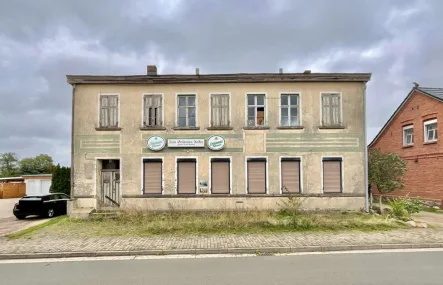 Straßenansicht Hauptgebäude - Haus kaufen in Bittkau - Dieses Sanierungsobjekt zu neuem Leben erwecken