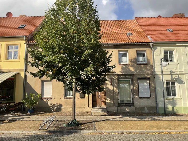 Straßenansicht Wohnhaus - Haus kaufen in Arneburg - Zwangsversteigerung - Reihenmittelhaus im Herzen der Altmarkstadt Arneburg
