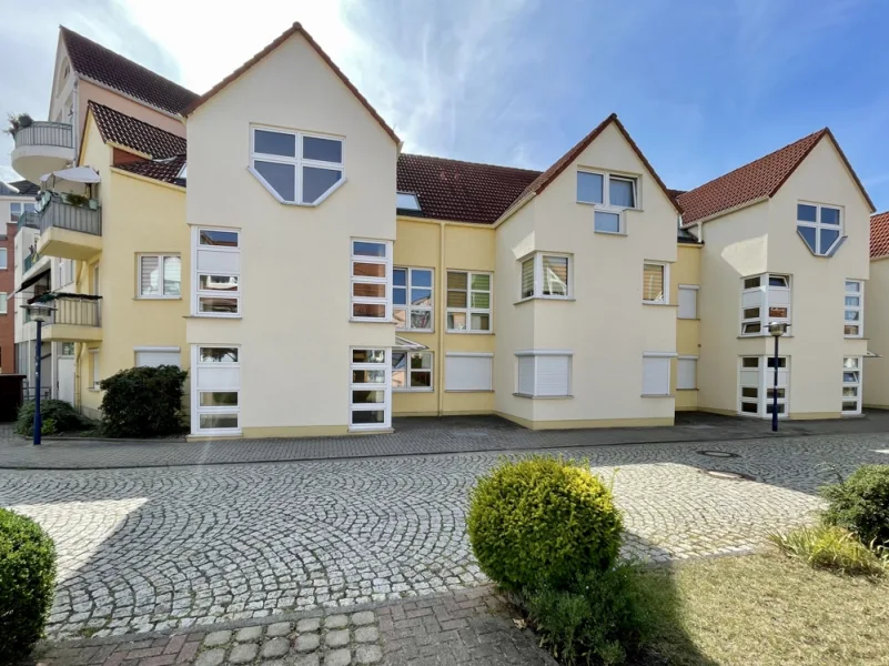 Frontansicht Wohnhaus - Wohnung kaufen in Schönebeck (Elbe) - Familienfreundliche Kapitalanlage in Elbnähe