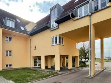 Blick zum Hauseingang - Wohnung kaufen in Burg - Sichere Kapitalanlage: Helle 2-Raum-Wohnung mit Balkon