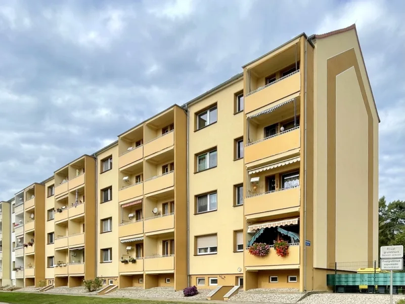 Rückansicht Wohnhaus aus Südosten - Wohnung kaufen in Genthin - Ihre Kapitalanlage – Helle 3-Raum-Wohnung mit Balkon