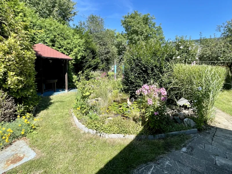 Pavillon und Teich