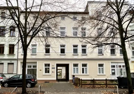 Frontansicht Wohnhaus - Wohnung kaufen in Magdeburg - Kapitalanlage oder Eigennutzung – Ihr 3-Zimmer Apartment