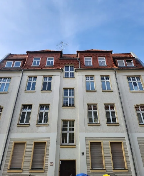 Hausansicht - Wohnung mieten in Magdeburg - SCHÖNE 3-RAUM-DG-WOHNUNG MIT WEITBLICK