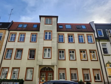 Hausansicht - Wohnung mieten in Magdeburg - *RUHIG GELEGENDE 3-RAUM-WOHNUNG* mit Balkon