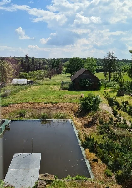 Grundstück mit Schwimmteich und Gebäude 