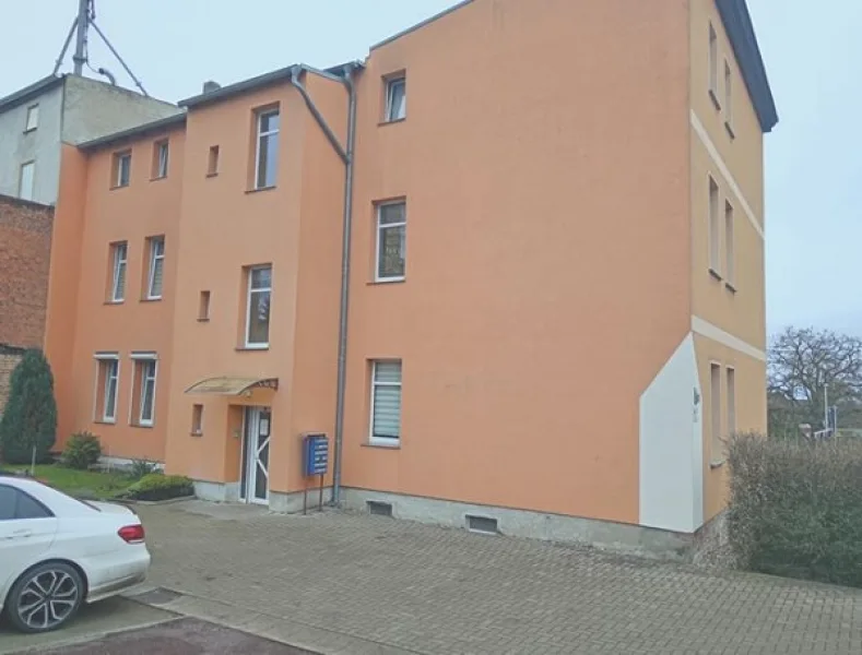 Hausansicht - Wohnung mieten in Magdeburg - SANIERTE 2 RAUM WOHNUNG  