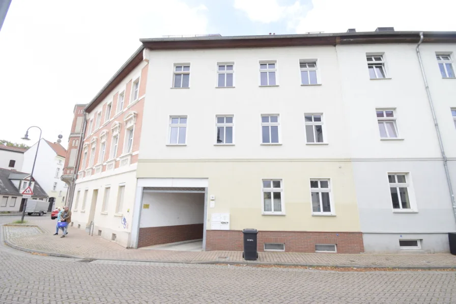 WI0136_Objektbild vorne - Haus kaufen in Dessau-Roßlau - Mehrfamilienhaus mit Parkplätzen in Dessau-Roßlau zu verkaufen