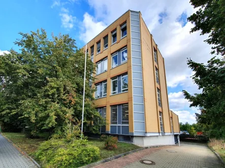 Gebäudeansicht - Büro/Praxis mieten in Leipzig / Wahren - OPTIMALER STANDORT // repräsentative Bürofläche mit 3 Zimmern und TG-Stellplätzen // Jetzt mieten!