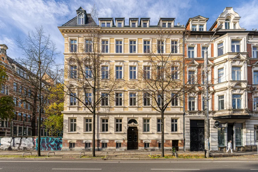 Gebäudeansicht - Zinshaus/Renditeobjekt kaufen in Leipzig / Südvorstadt - HIER LEGEN SIE IHR GELD SINNVOLL AN // sanierter Dachgeschosstraum mit gehobener Ausstattung