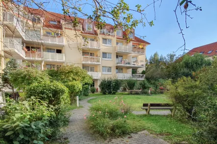 Hofansicht - Wohnung kaufen in Leipzig - IDYLLE INMITTEN DER STADT // 2-Raum-Wohnung mit Terrasse, Balkon & TG-Stellplatz