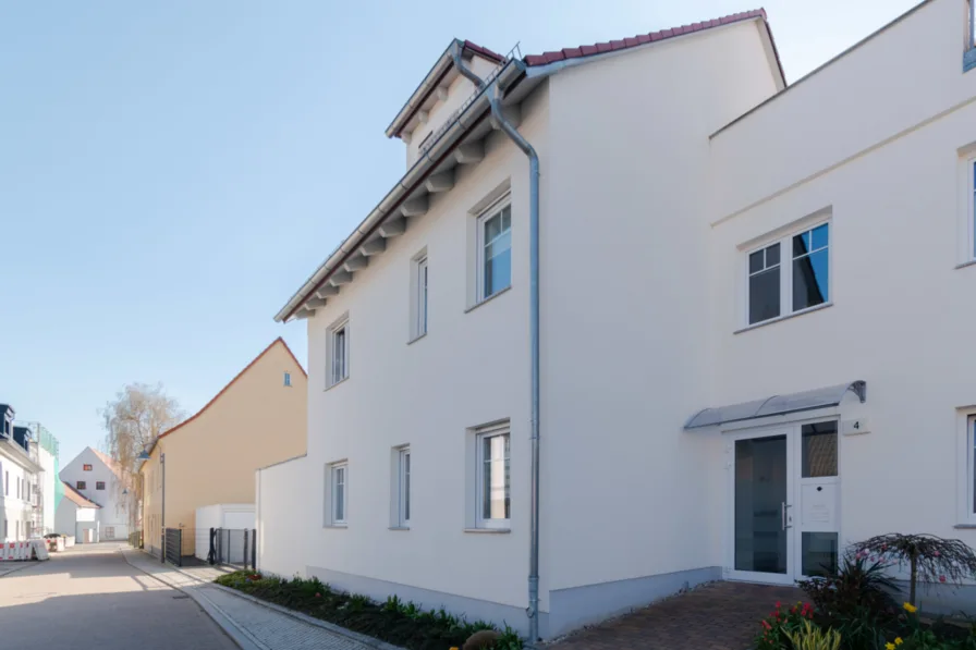Hausansicht - Wohnung kaufen in Schkeuditz - MODERN & GEMÜTLICH // 2,5 Zimmer, Terrasse & Garten // Mit Sicherheit gut investiert in Schkeuditz