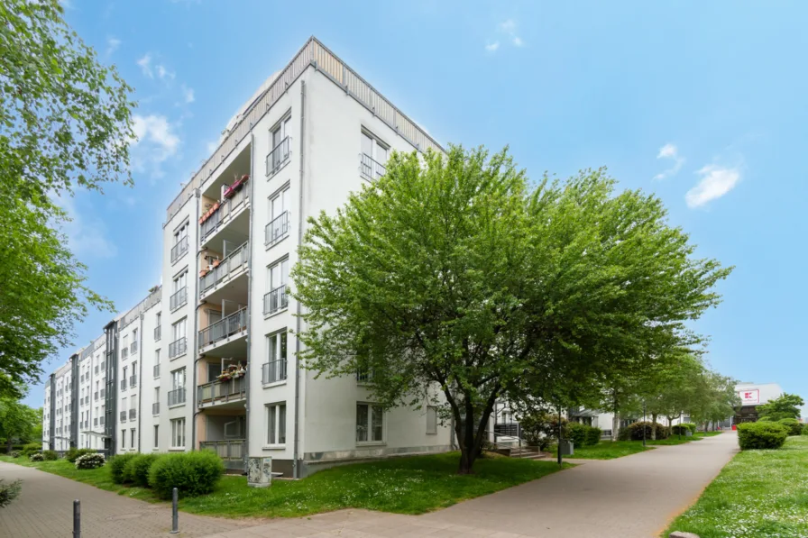 Gebäudeansicht - Wohnung kaufen in Leipzig - KAPITALANLAGE MIT KOMFORT - Vermietete Erdgeschosswohnung in Großzschocher mit Loggia und Stellplatz