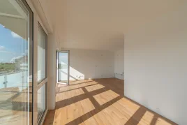 Bild der Immobilie: DACHGESCHOSS-TRAUM IM ERStBEZUG // 2-Raum-Wohnung mit Balkon und Fußbodenheizung