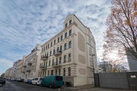 Hausansicht - Wohnung kaufen in Leipzig / Leipzig Südvorstadt - LIEBLINGSLAGE SÜDVORSTADT! Bezugsfreie Etagenwohnung mit Parkett, Balkon, Lift und PKW-Stellplatz