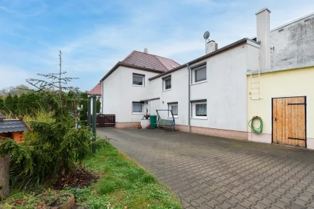 Gebäudeansicht - Haus kaufen in Borna - REIZVOLLE DOPPELHAUSHÄLFTE IN FAMILIENFREUNDLICHER LAGE // 5 Zimmer, Garten, Garage & Carport