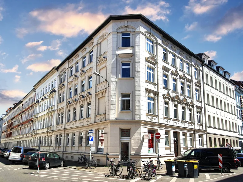 Gebäudeansicht - Wohnung kaufen in Leipzig / Schleußig - SELTENE GELEGENHEIT! // 2-Raum-Wohnung mit Balkon im begehrten Schleußig