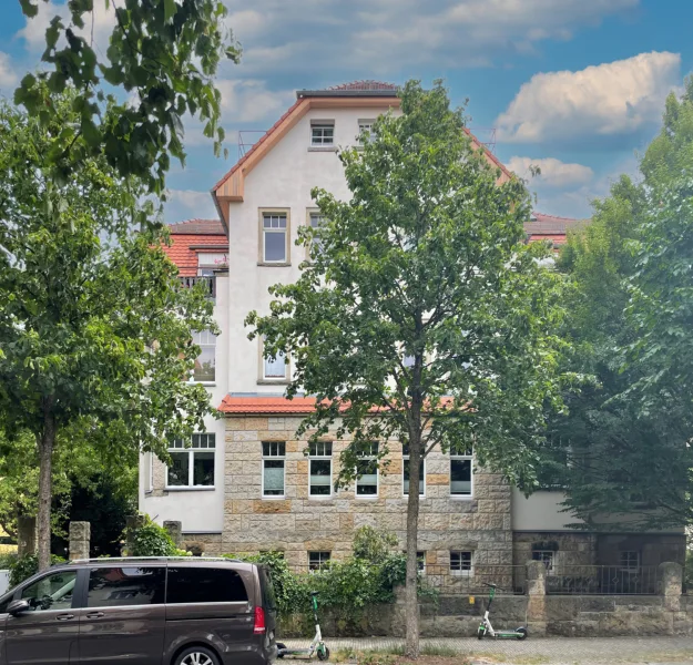 Gebäudeansicht - Wohnung kaufen in Dresden - Dachgeschosswohnung in traumhafter Villa // 66 m² pures Wohnglück