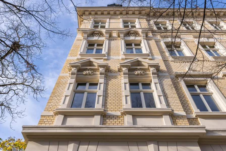 Gebäudeansicht - Zinshaus/Renditeobjekt kaufen in Leipzig - TRAUMHAFT SCHÖN // Ideal geschnittener Erstbezug mit 3 Zimmern in der Südvorstadt