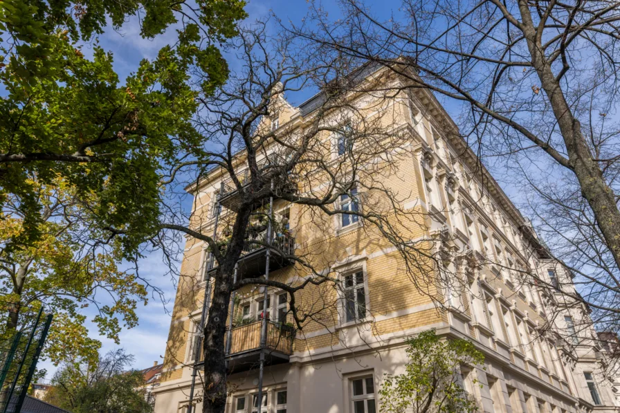 Gebäudeansicht - Wohnung kaufen in Leipzig / Südvorstadt - SELTENE GELEGENHEIT // 3,5 Zimmer in der Südvorstadt // Balkon, Parkett, Stuck & 2 Bäder
