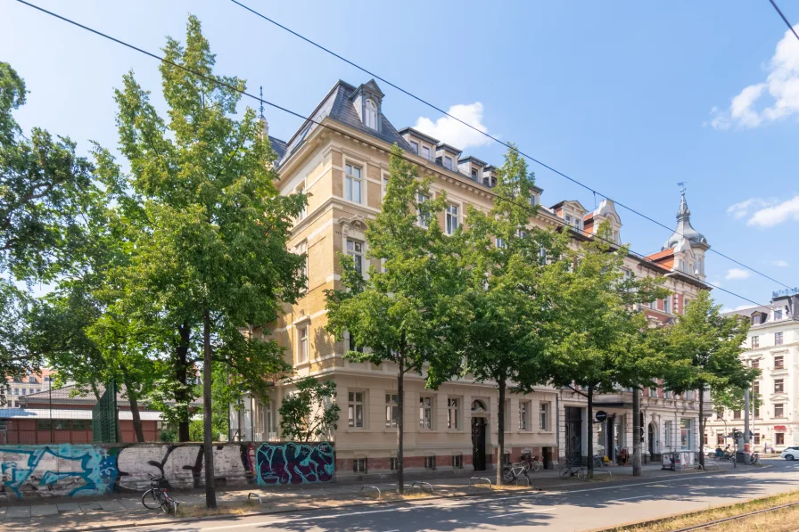 Gebäudeansicht - Wohnung kaufen in Leipzig - WOHNKOMFORT PUR // 3 Zimmer, Balkon & Wannenbad // im Szenestadtteil Südvorstadt // KEINE PROVISION