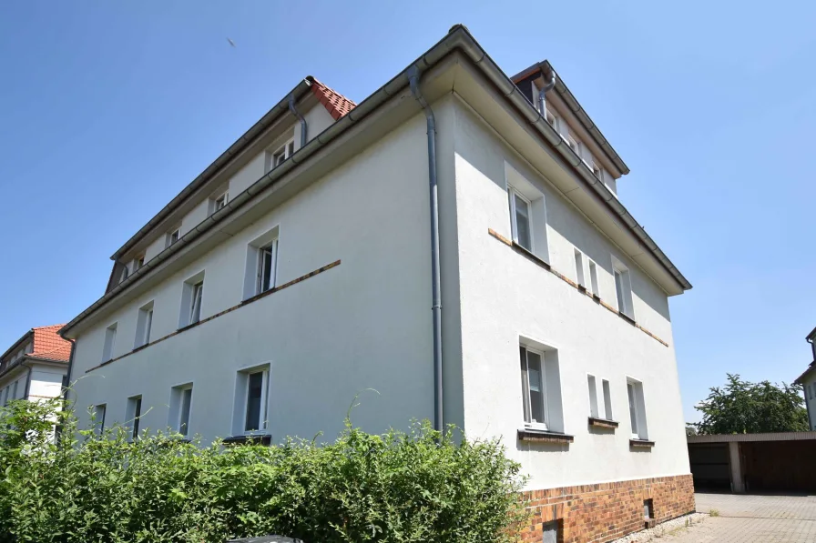 Gebäudeansicht - Wohnung kaufen in Zwenkau - EIGENTUMSWOHNUNG MIT WOHLFÜHLFAKTOR // Vermietete 2-Zimmer-Wohnung mit Balkon und PKW-Stellplatz