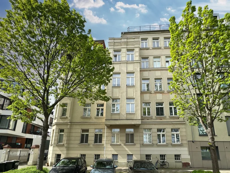 Gebäudeansicht - Wohnung kaufen in Leipzig - RENOVIERT & STADTNAH // Bezugsfreies Single-Apartment mit Einbauküche, Dielenboden und Balkon
