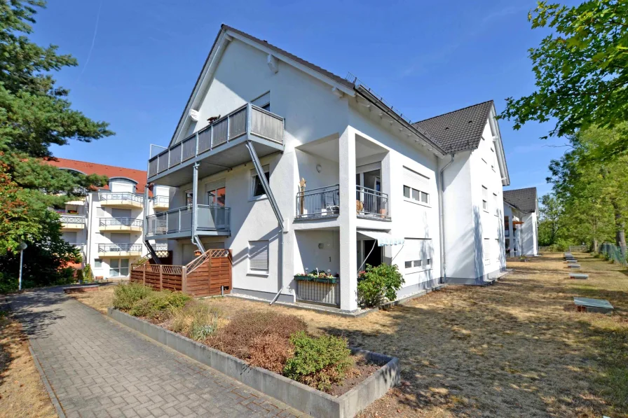 Gebäudeansicht - Wohnung kaufen in Leipzig - ZUKUNFTSORIENTIERTE KAPITALANLAGE // Vermietete 2-Raum-Wohnung mit Balkon & Tiefgaragen-Stellplatz