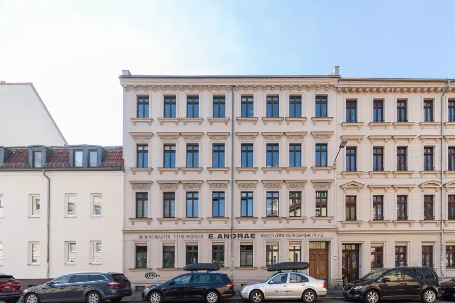 Hausansicht - Wohnung kaufen in Leipzig - CHARMANTES WOHNEN IN LINDENAU // Gepflegte 3-Raum-Wohnung mit Balkon und Einbauküche