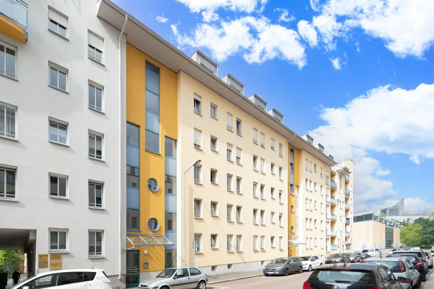 Gebäudeansicht - Wohnung kaufen in Leipzig - RARITÄT IM ZENTRUM-SÜD // vermietetes Apartment mit EBK, Balkon & TG-Stellplatz // 2022 renoviert