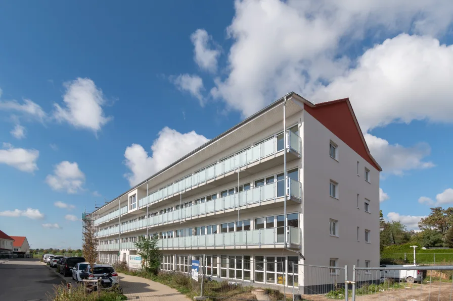 Gebäudeansicht - Wohnung mieten in Schkeuditz - WOHNEN MIT CHARME // Geräumige Etagenwohnung mit Balkon, Fußbodenheizung und Aufzug