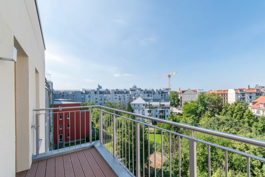 Balkon - Wohnung kaufen in Leipzig - ÜBER DEN DÄCHERN DER STADT // 4-Zimmer-ETW mit 2 Balkonen //