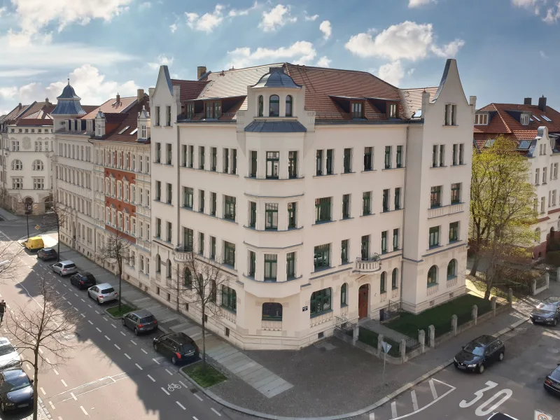 Gebäudeansicht - Wohnung kaufen in Leipzig - SIE SUCHEN DAS AUSSERGEWÖHNLICHE? // Attraktive Familienwohnung mit Dachterrase und Tageslichtbad