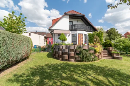 Hausansicht Garten - Haus kaufen in Schkeuditz - GRÜNES PARADIES FÜR DIE GANZE FAMILIE // Ihr Einfamilienhaus mit liebevoll gestaltetem Gartenbereich