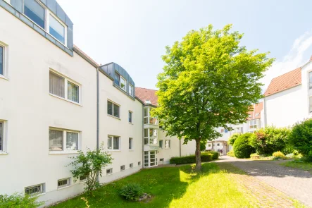 Hausansicht - Wohnung mieten in Leipzig / Lützschena-Stahmeln - RUHEPOL AM STADTRAND // Gemütliche Dachgeschosswohnung mit Erker, EBK & Gäste-WC