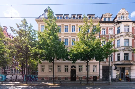 Gebäudeansicht - Wohnung kaufen in Leipzig - WOHNKOMFORT PUR IM SZENESTADTTEIL SÜDVORSTADT// 3 Zimmer, Balkon & Wannenbad // KEINE PROVISION