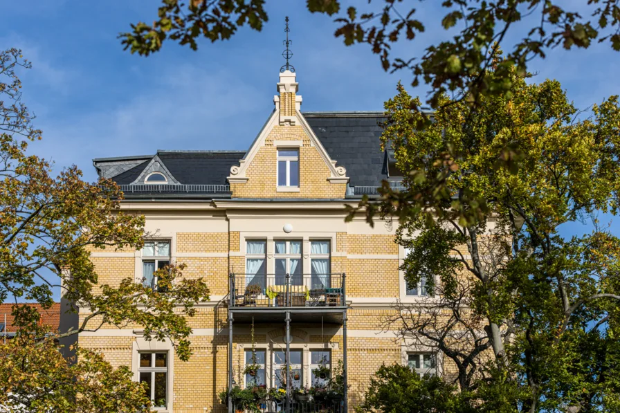 Gebäudeansicht - Zinshaus/Renditeobjekt kaufen in Leipzig - PROVISIONSFREI KAUFEN // 3,5 Zimmer in Leipzigs Südvorstadt // Balkon, Parkett, Stuck & 2 Bäder