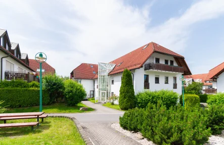 Gebäudeansicht - Wohnung kaufen in Wachau - IDYLLISCHE RUHEOASE // Bezugsfreie Wohnung mit Sonnenbalkon und TG-Stellplatz nahe Dresden