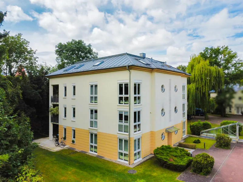 Gebäudeansicht - Wohnung kaufen in Böhlen - CHARMANTE WOHNUNG IM GRÜNEN // mit Loggia, Tageslichtbad, Gäste-WC & Tiefgaragen-Stellplatz