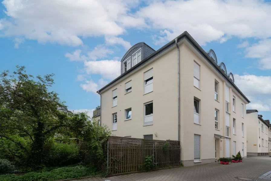 Gebäudeansicht - Wohnung kaufen in Leipzig - INVESTIEREN IN KLEINZSCHOCHER // 3 Zimmer mit Terrasse, Tageslichtbad & PKW-Stellplatz // vermietet