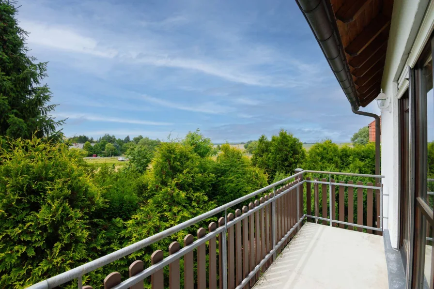 Balkon - Wohnung kaufen in Wachau - IDYLLISCHE RUHEOASE // Bezugsfreie Wohnung mit Sonnenbalkon und TG-Stellplatz nahe Dresden