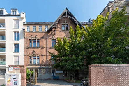 Gebäudeansicht - Zinshaus/Renditeobjekt kaufen in Leipzig - RENDITE MIT CHARME // Dachgeschosswohnung im schönen Leipziger Süden // mit Tageslichtbad & Aufzug