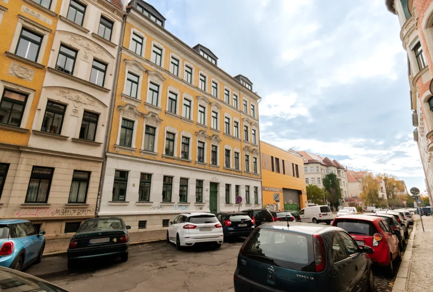 Gebäudeansicht - Wohnung kaufen in Leipzig - LIEBLINGSLAGE SCHLEUßIG // Vermietetes Apartment mit Einbauküche und Parkettboden