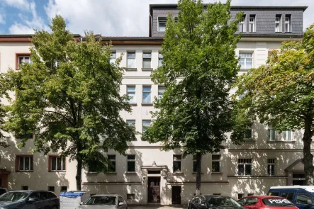 Gebäudeansicht - Wohnung kaufen in Leipzig - INVESTIEREN IN GOHLIS // Vermietete 2-Raum-Wohnung mit Tageslichtbad und Balkon in Parknähe