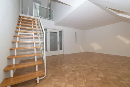 Wohnzimmer - Wohnung kaufen in Leipzig - EXKLUSIVES WOHNERLEBNIS // Wunderschöne Maisonette-Wohnung mit Galerie in Bestlage