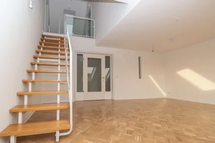 Aufgang zur Galerie - Wohnung kaufen in Leipzig - EXKLUSIVES WOHNERLEBNIS // Wunderschöne Maisonette-Wohnung mit Galerie in Bestlage