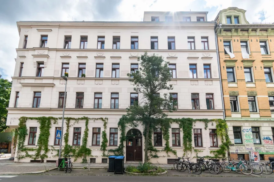 Gebäudeansicht - Zinshaus/Renditeobjekt kaufen in Leipzig - KAPITALANLAGE MIT POTENZIAL // Sonnige Etagenwohnung nähe Karl-Heine-Kanal// Tageslichtbad und Erker