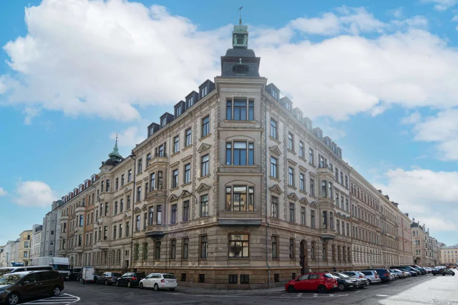 Gebäudeansicht - Zinshaus/Renditeobjekt kaufen in Leipzig - KAPITALANLAGE DELUXE // EXQUISITE DENKMALIMMOBILIE MIT 6 ZIMMERN IN BESTLAGE // provisionsfrei