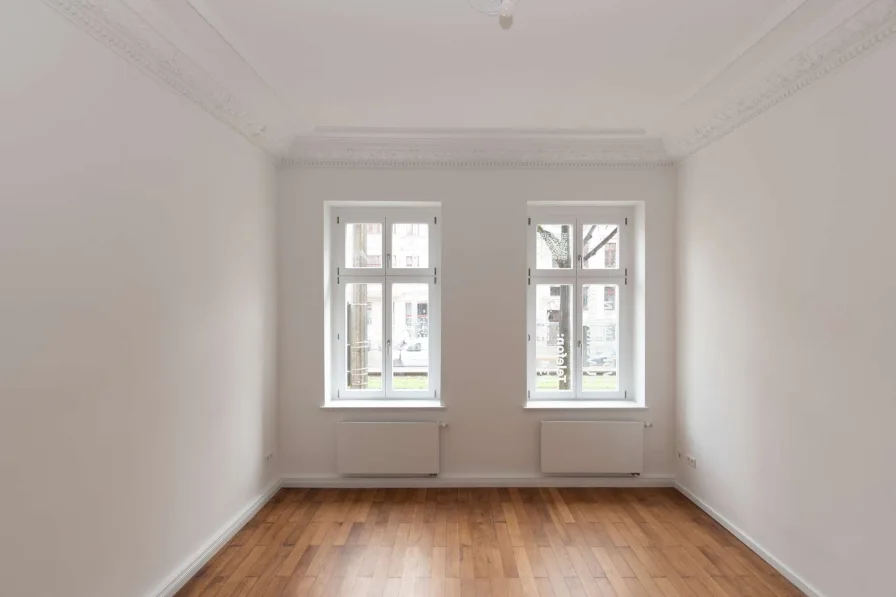 Wohnzimmer - Wohnung kaufen in Leipzig - FRISCH RENOVIERTER ALTBAUTRAUM MIT STUCKDETAILS // Bezugsfreie 3-Raum-Wohnung mit Balkon