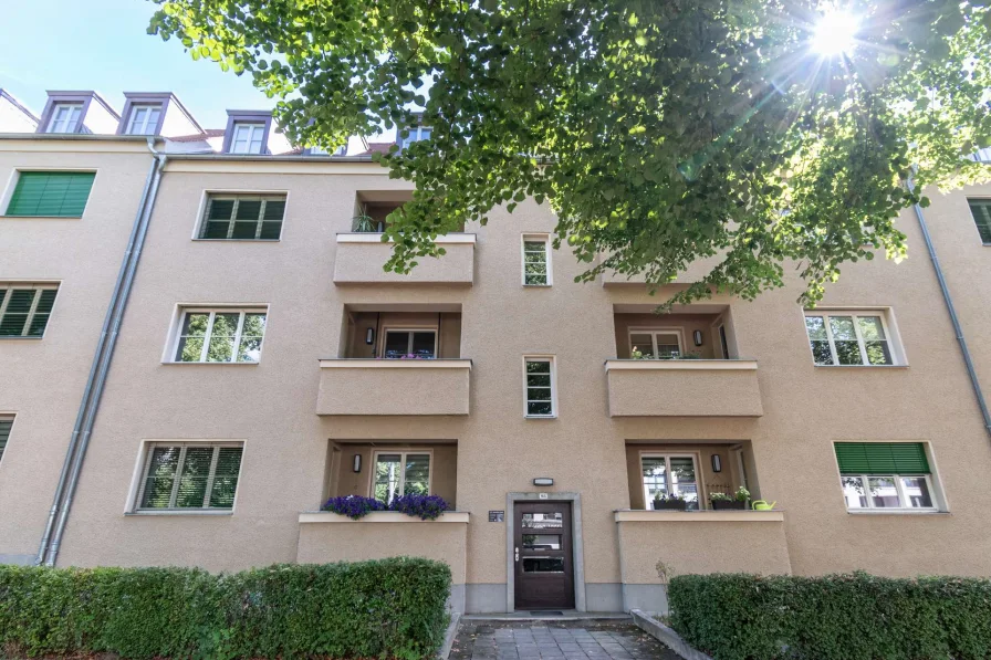 Gebäudeansicht - Wohnung kaufen in Leipzig - DOPPELBALKON UND EIGENER GARTEN // Gehobene 3-Raum-Wohnung in Connewitz // vermietet